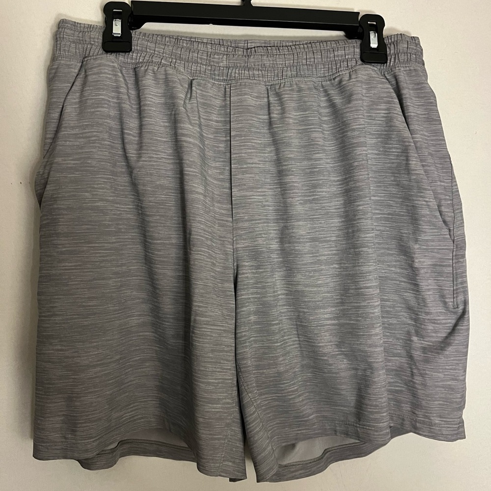 Almost new Mens Lululemon Pacebreaker 9” lined short.